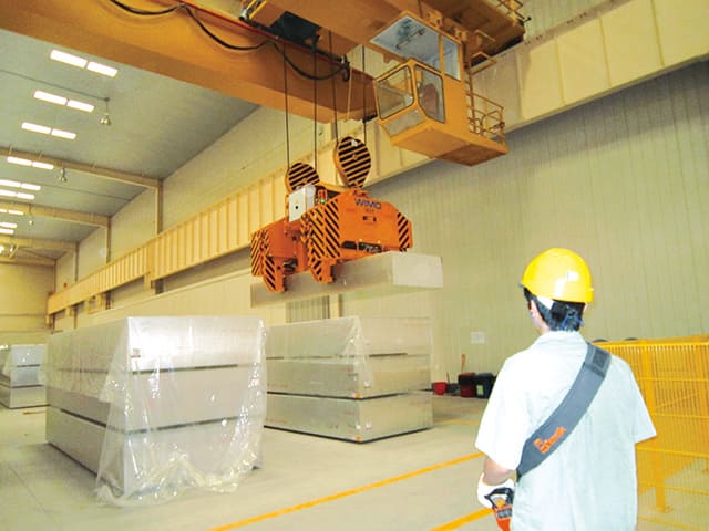 Slab gripper with two hydraulically powered gripping units