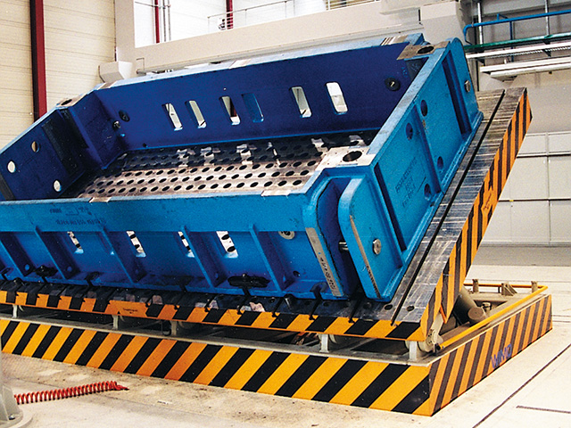 Scissor-type lifting table with swivel plate