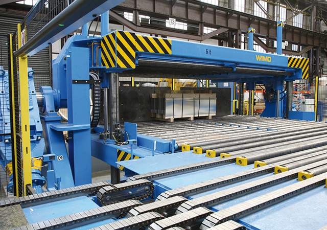 Sheet metal turning device with hydraulic clamping and motorised roller conveyor