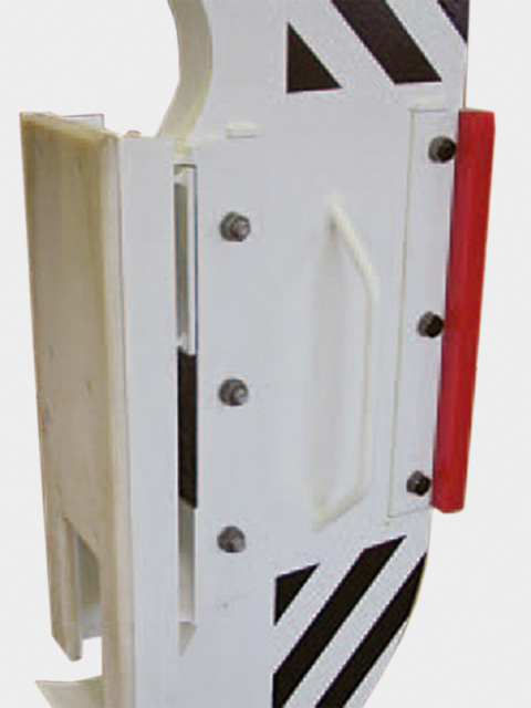 Hinged approching plate made of steel or synthetic