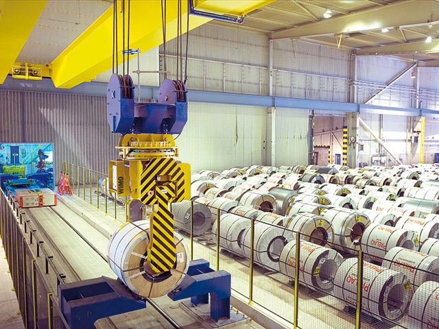 Telescopic coil tong with horizontal rotary drive