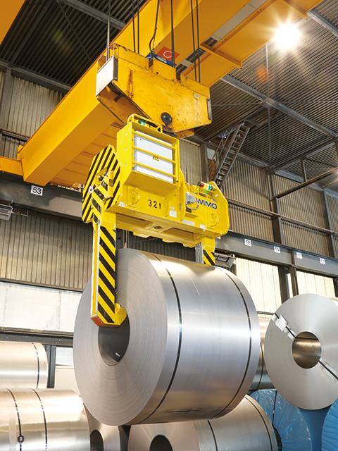 Telescopic coil tong with spindle drive