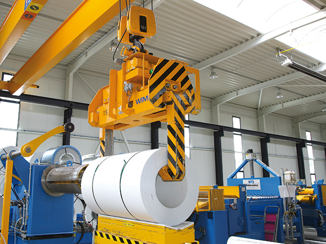 Telescopic coil tong with horizontal rotary device