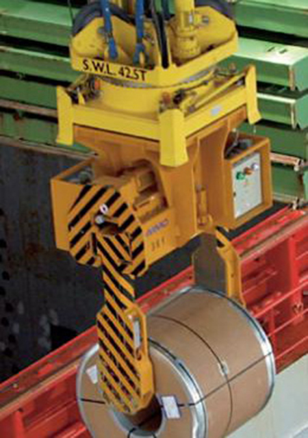 Telescopic coil tong with spindle drive, particulary designed for use in ports