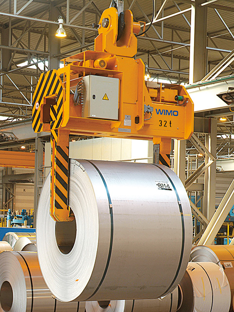 Telescopic coil tong with chain dirve system