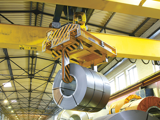 Telescopic coil tong with extra low headroom
