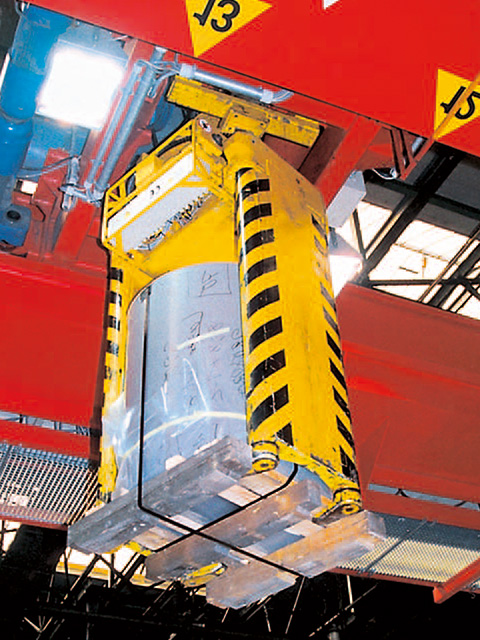 Telescopic pallet tong with spindle drive