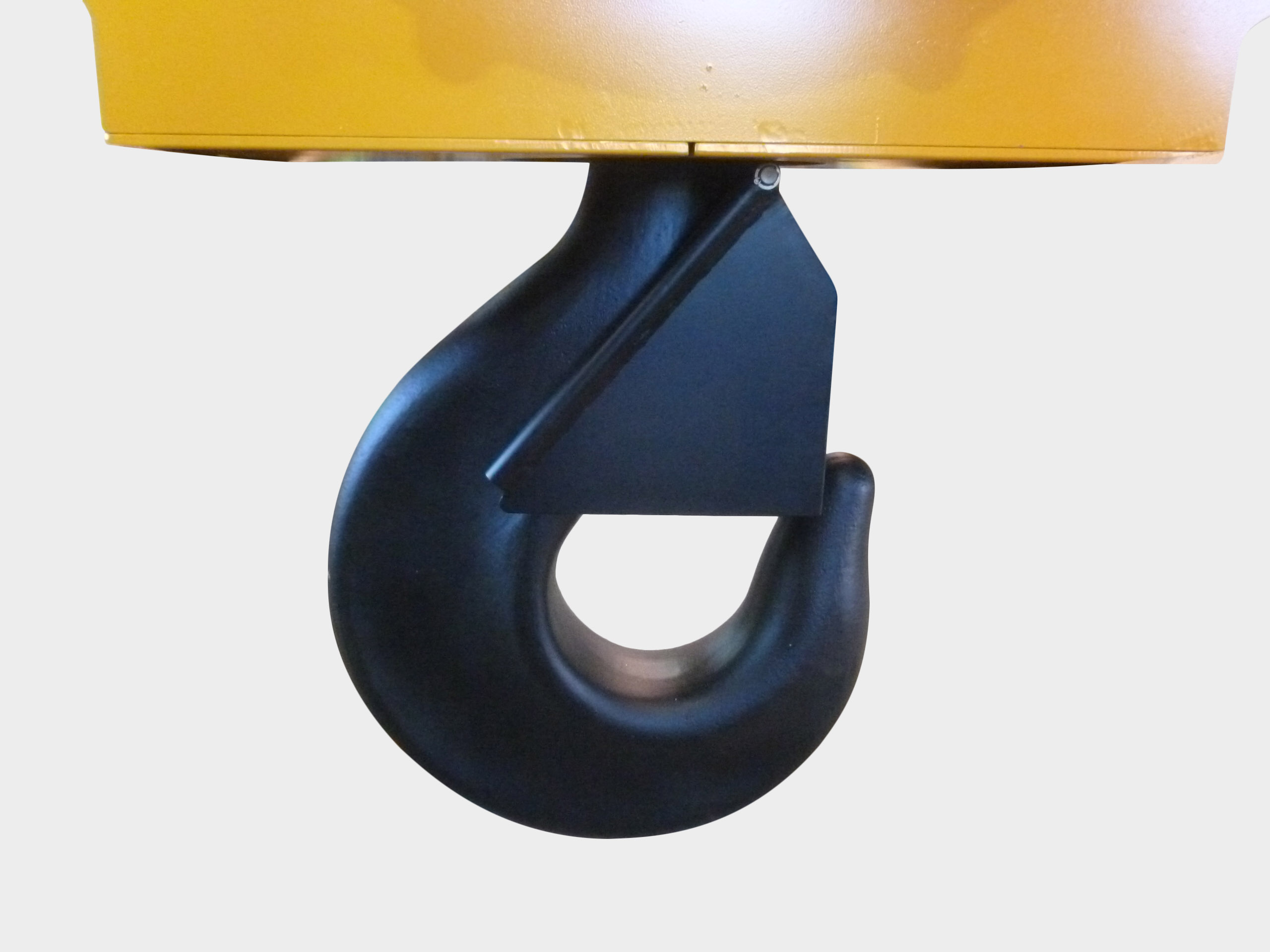 Sturdy jaw latch in metallurgical plant design