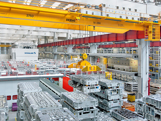 Hydraulical telescopic spreader for transporting press tools