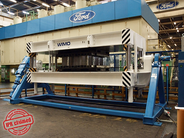 Turning device for automatic 180° turning of palletized but untied stack blanks