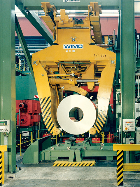 Transport unit for withdrawing coils from the coiler fully automatically