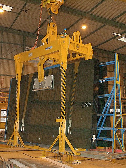 Tong for transporting frames containing glass