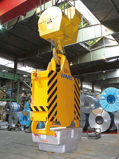 Zinc ingot gripper with spindle drive for smelting furnaces
