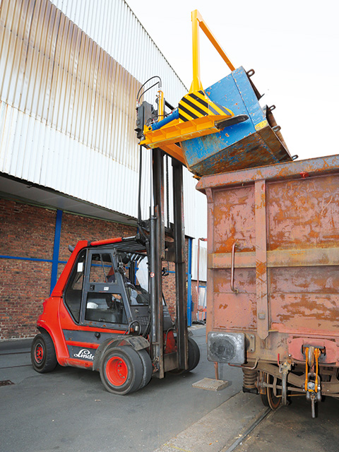 Hydraulic scrap bin emptying device for a forklift