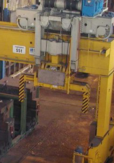 Telescopic tong with spindle drive for transporting forging tolls