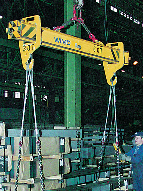 Spreader with two adjustable suspension shackles