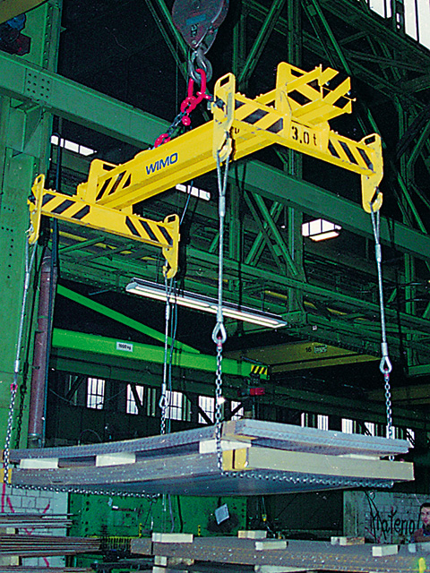 Jib spreader with four suspension shackles