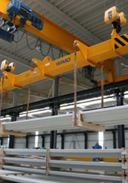 Telescopic spreader for transporting long loads