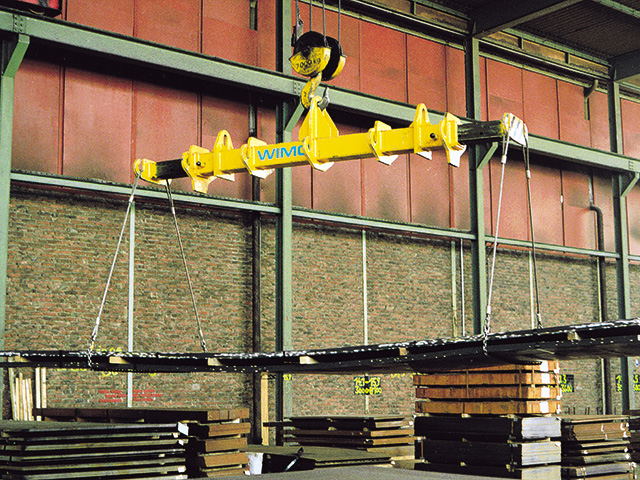 Manually operated telescopic spreader