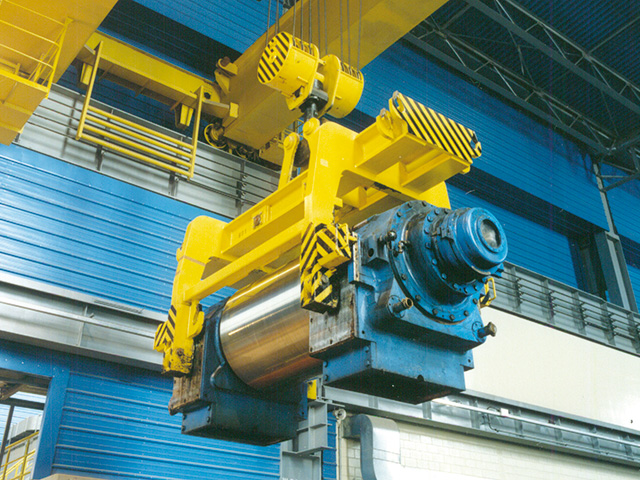 Spreader for transporting supporting rolls