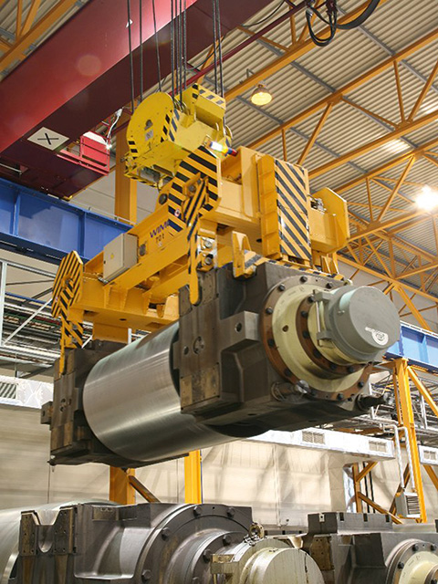 Back-up roll tong with motorized adjustable tong arms