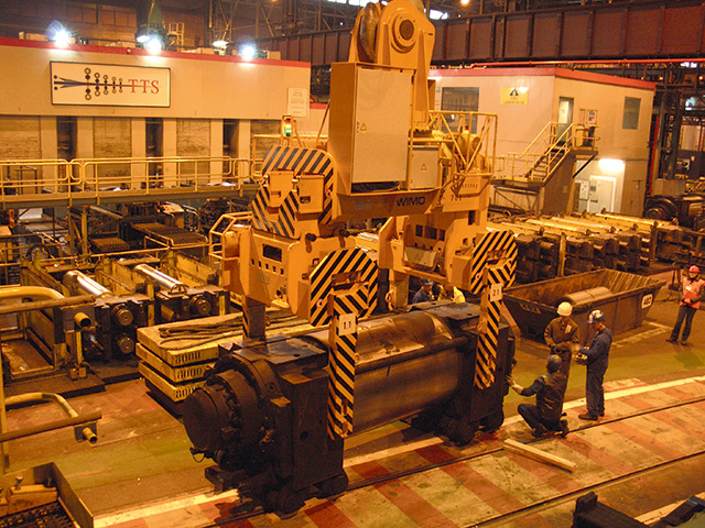 Back-up roll tong with motorized tong arms adjustable in horizontal direction